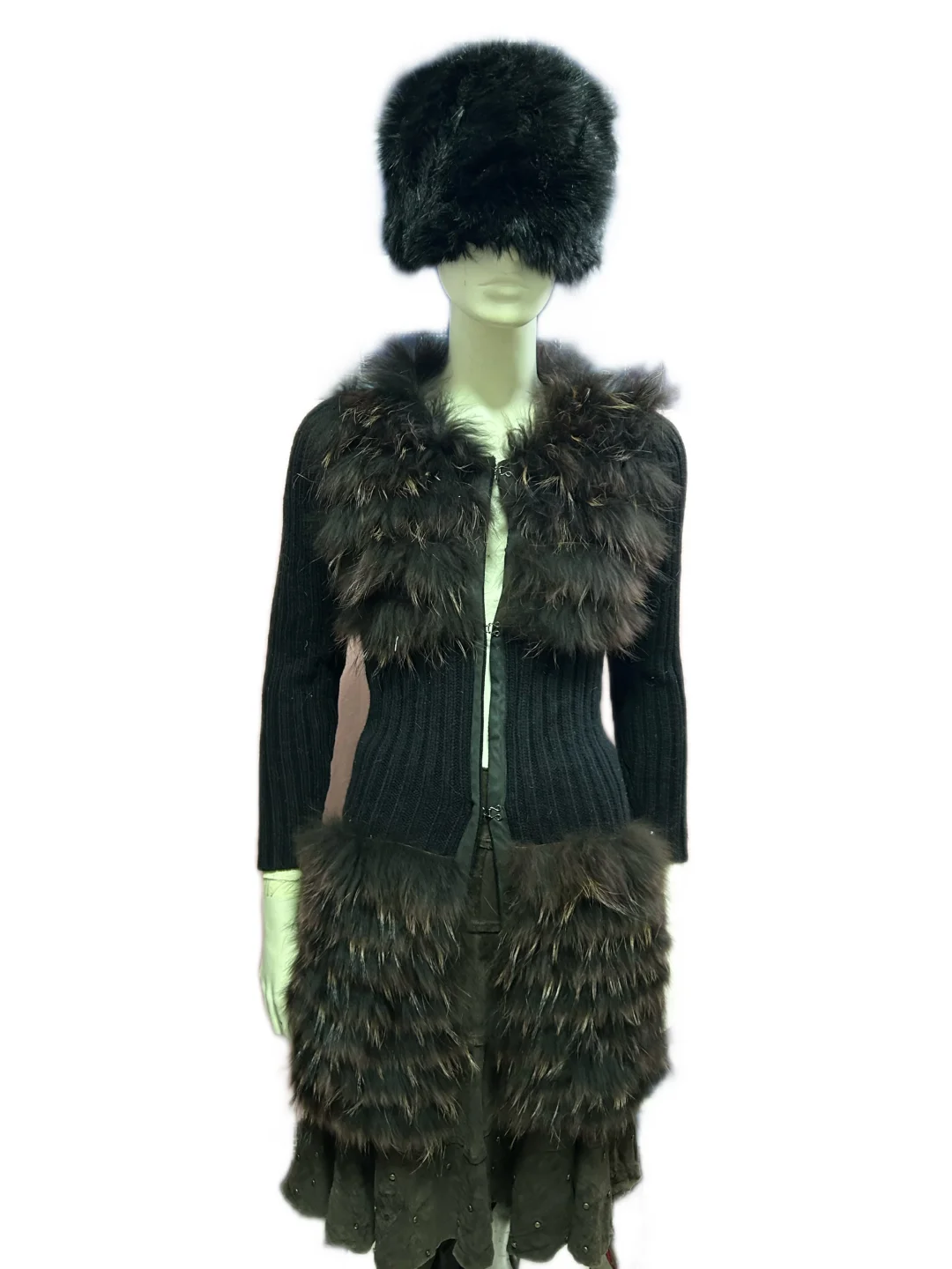 一款设计突出、风格华丽的皮草饰边针织外套