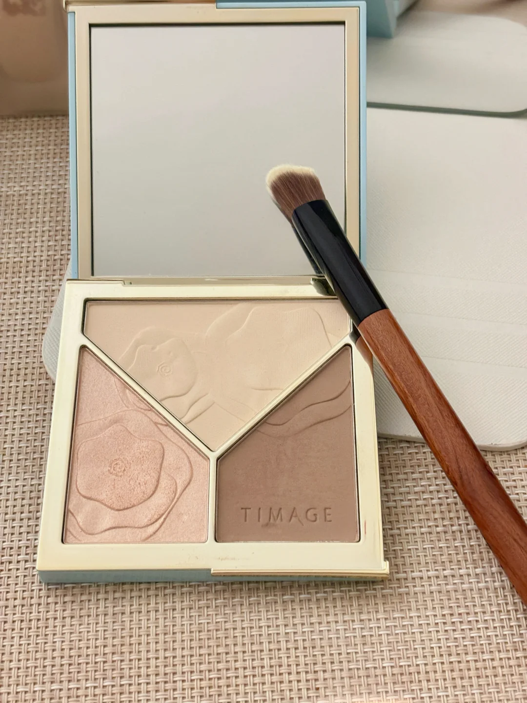 每天早起化妆打扮自己