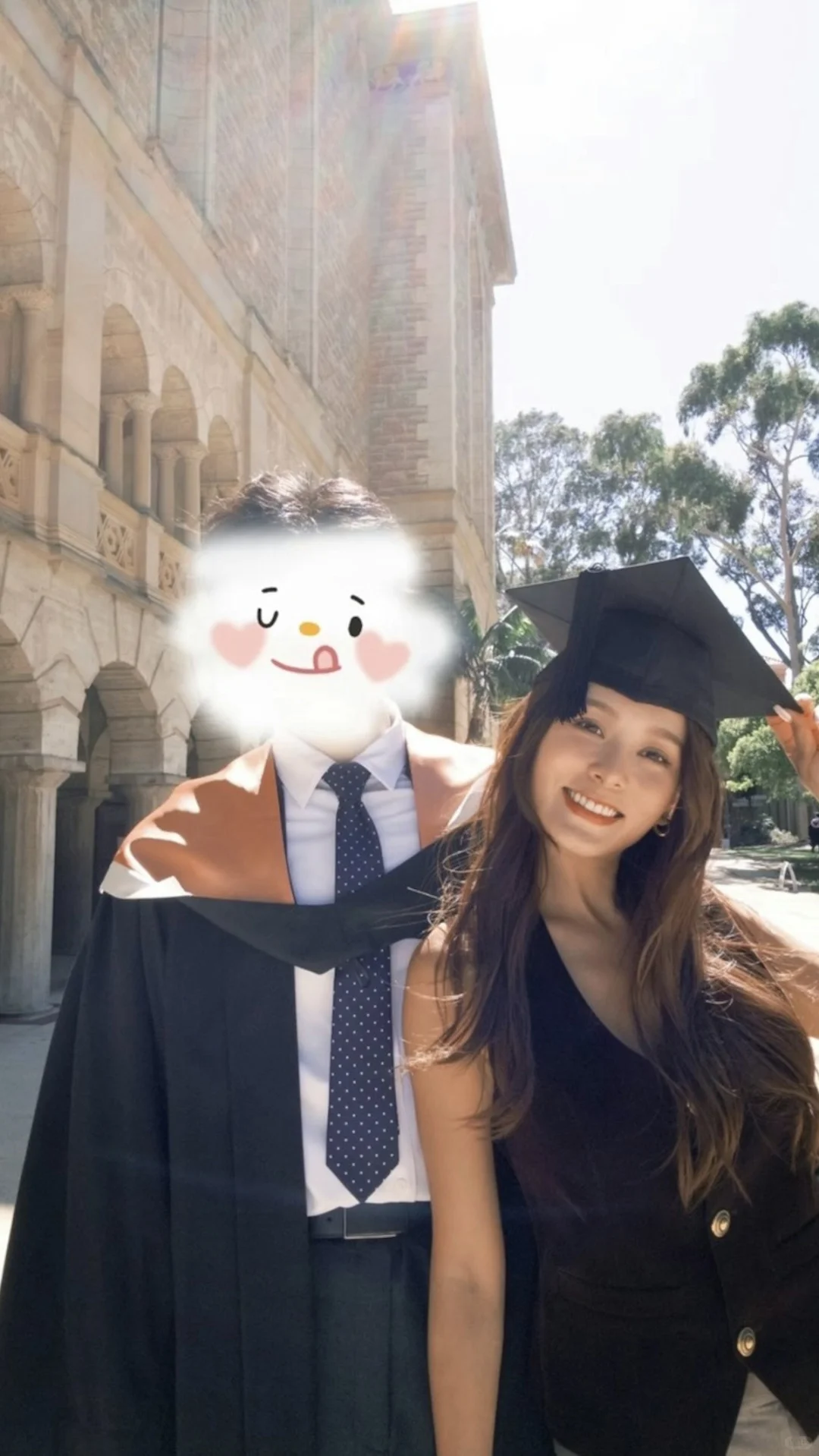 何佩瑜年砸数十万送弟留澳，亲赴毕业典礼