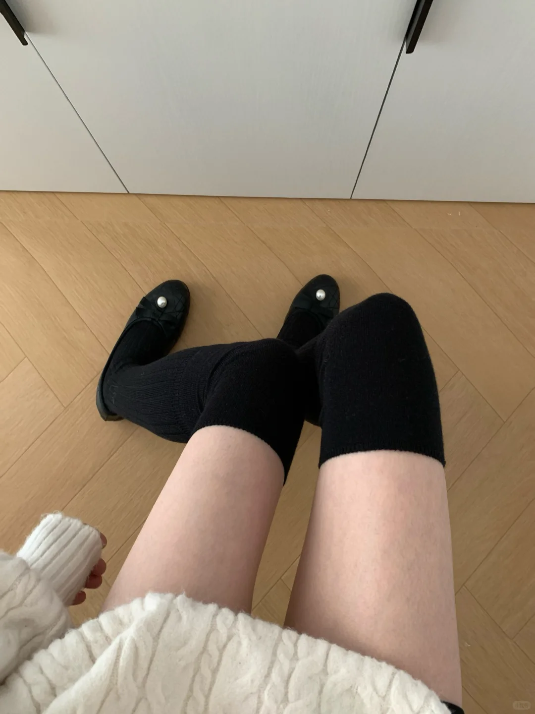 黑奢名媛风！miu 系黑色羊绒过膝袜也很能打！