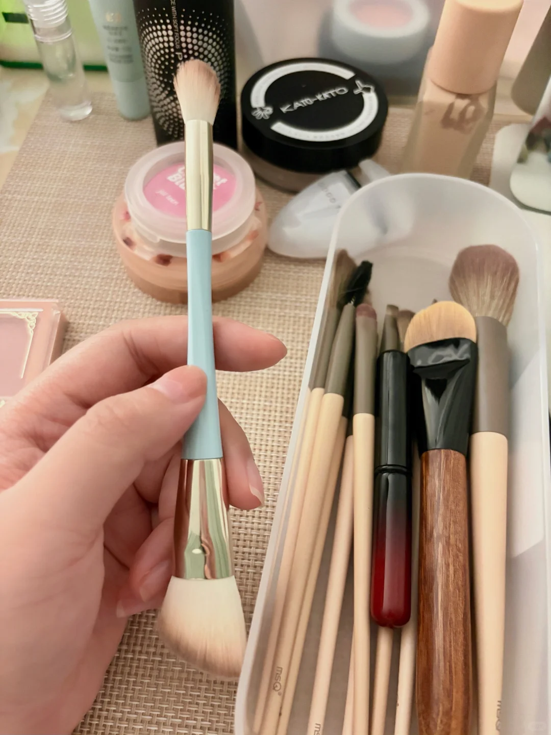 每天早起化妆打扮自己