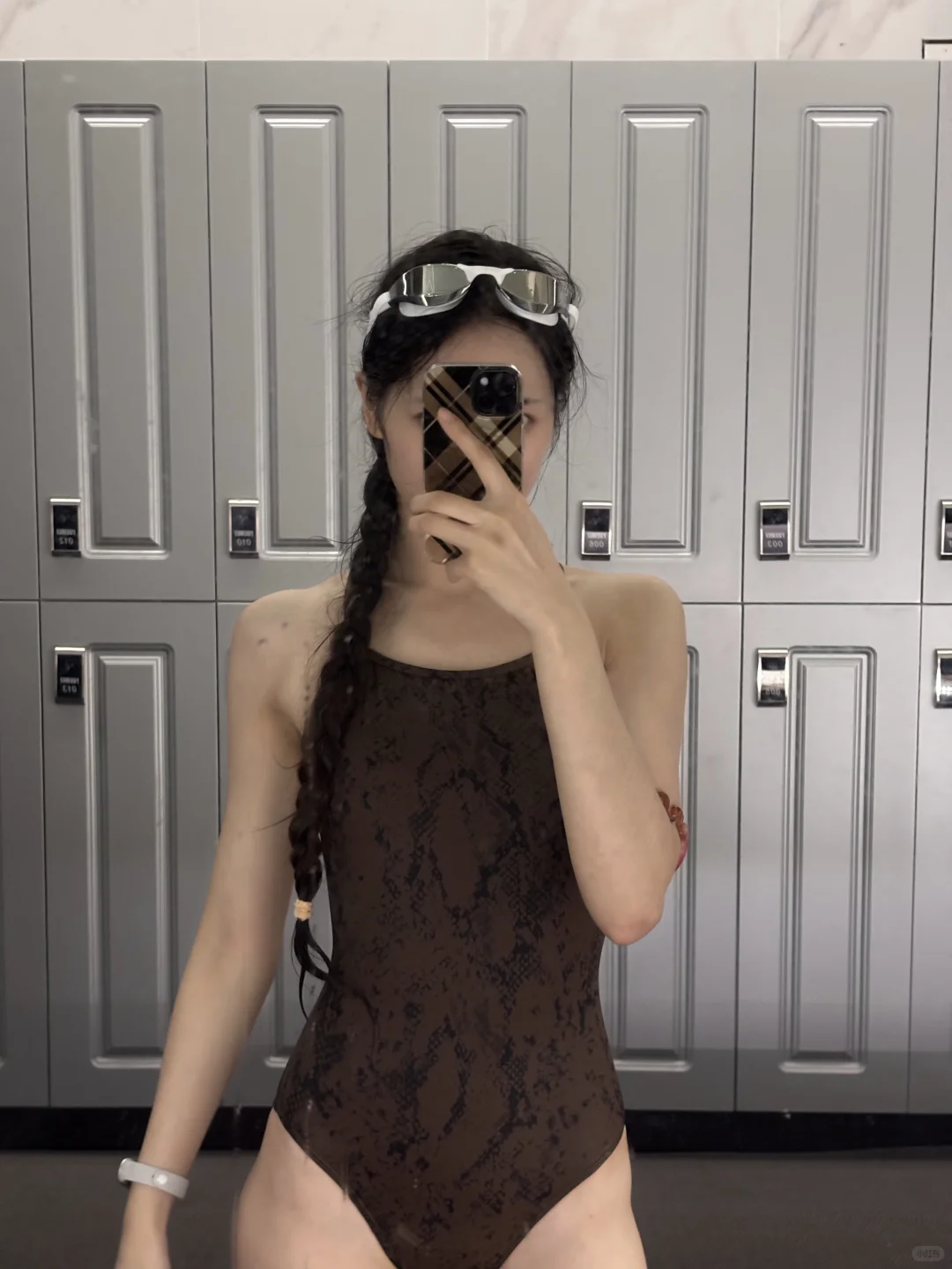 泳镜泳镜告诉我 谁是这个泳池最帅的女人