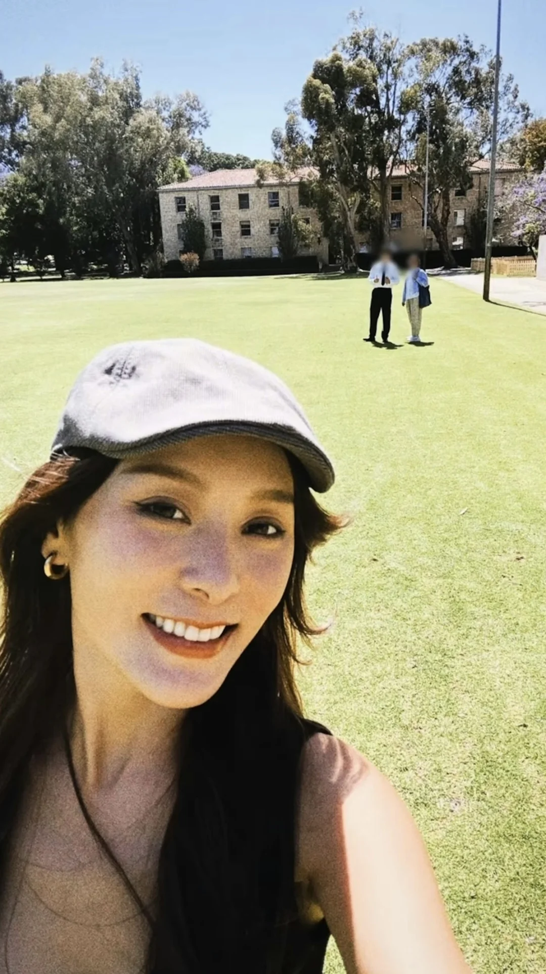 何佩瑜年砸数十万送弟留澳，亲赴毕业典礼