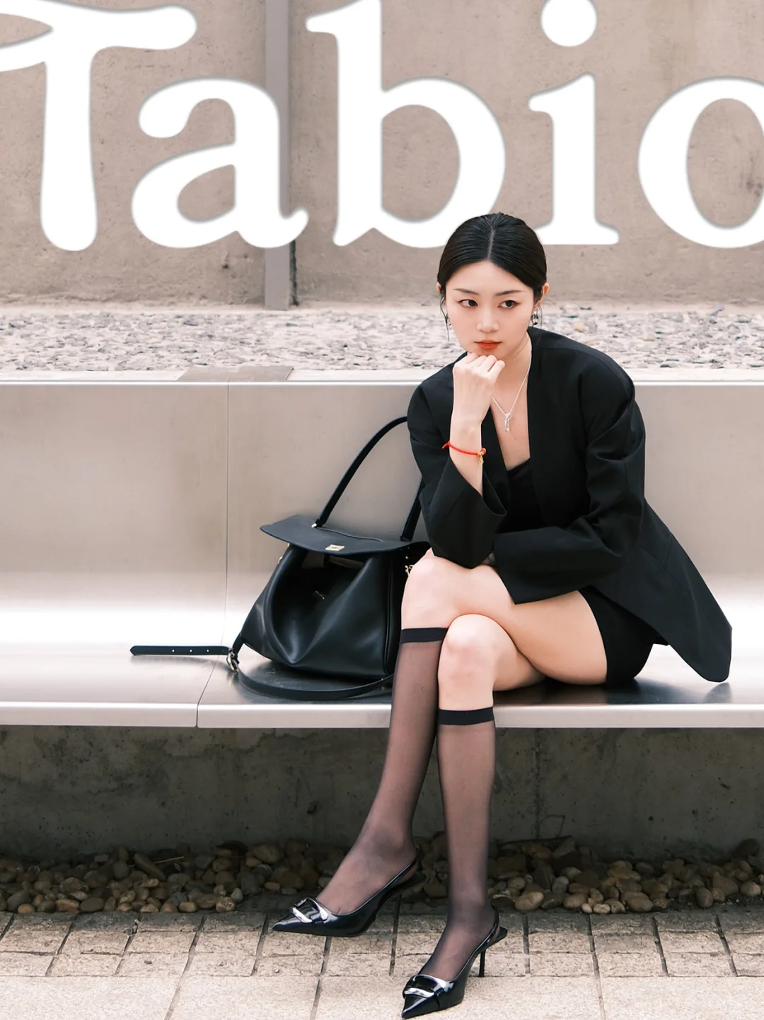 ALL BLACK也能轻盈俏皮