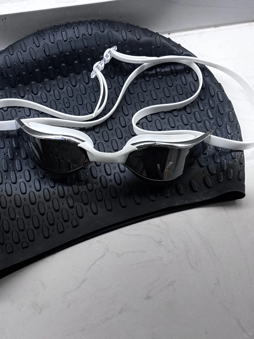 泳镜泳镜告诉我 谁是这个泳池最帅的女人