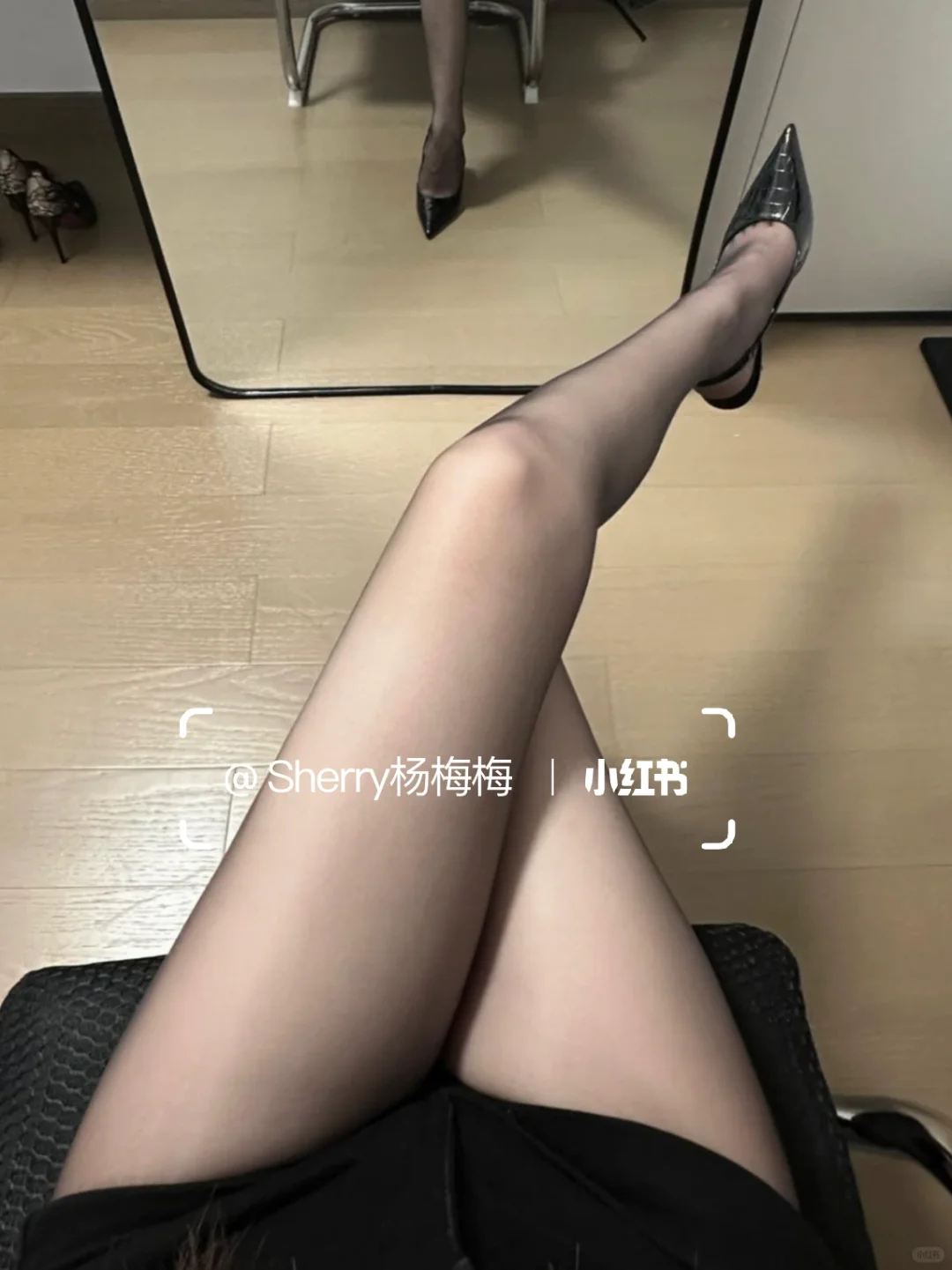 睡前自拍一张美腿🦵🦵😂