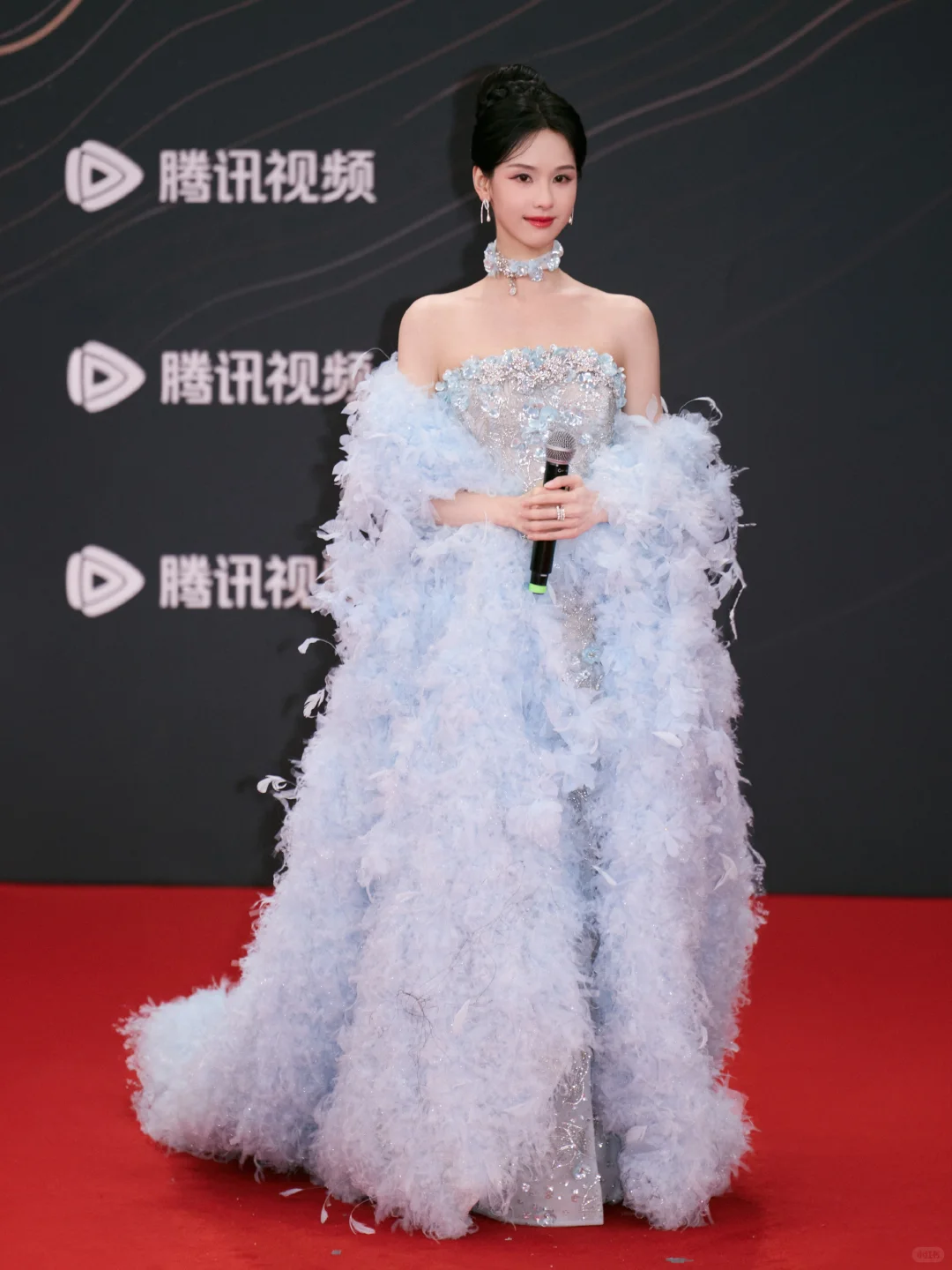 陈都灵 蓝裙拖尾开衩及腰