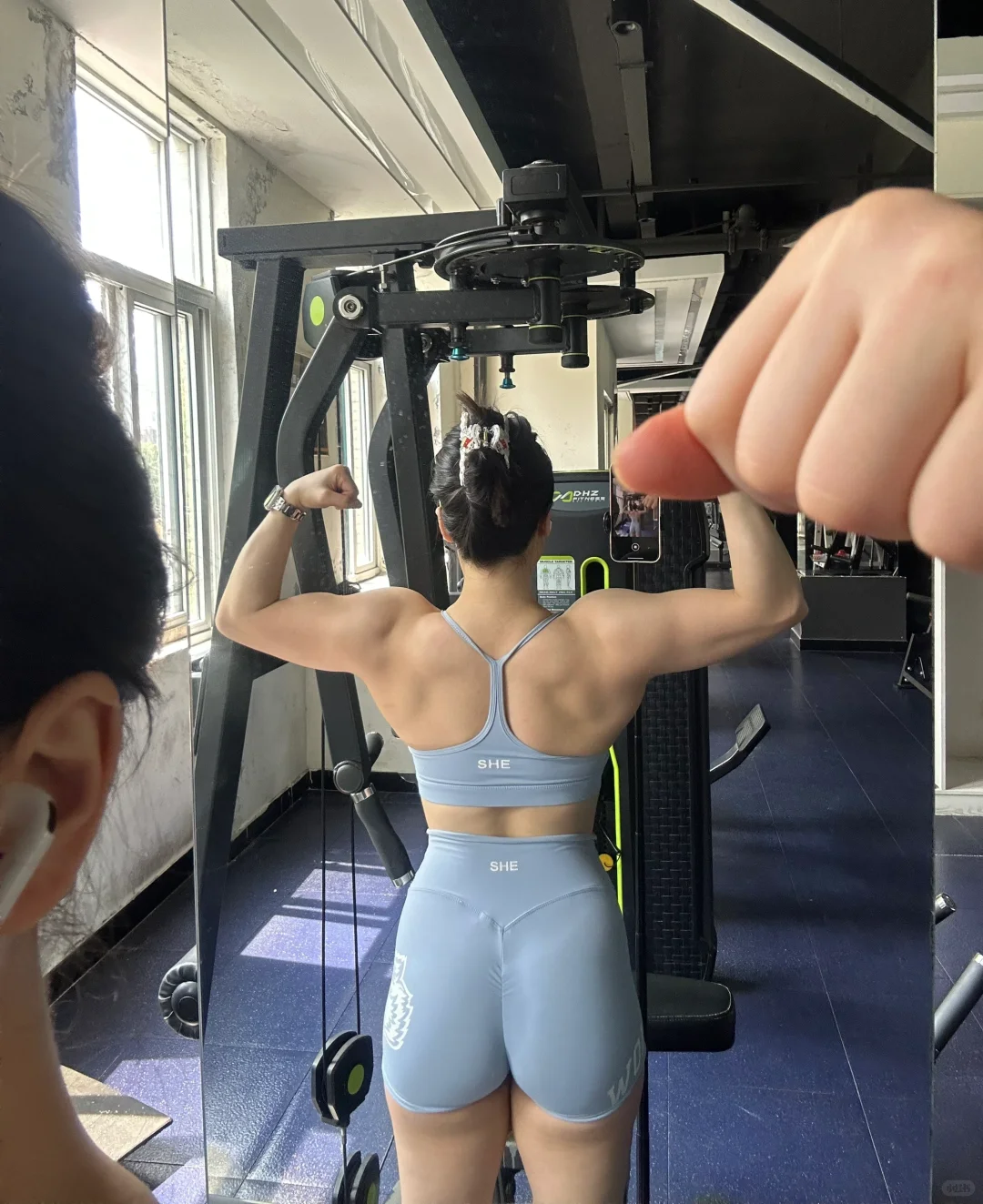 论女孩子的背纯自然能练成什么样