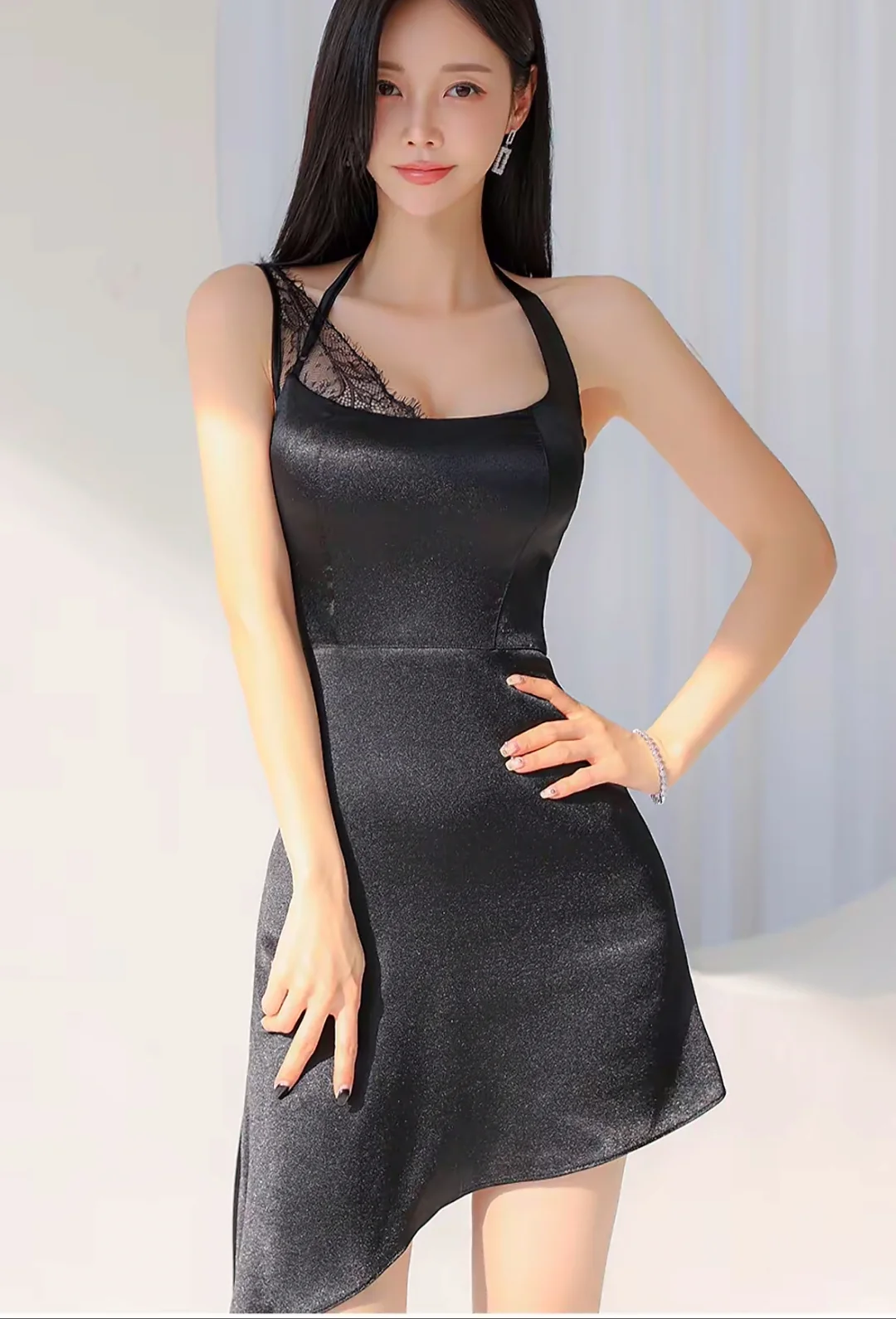 孙允珠 黑色小吊带裙