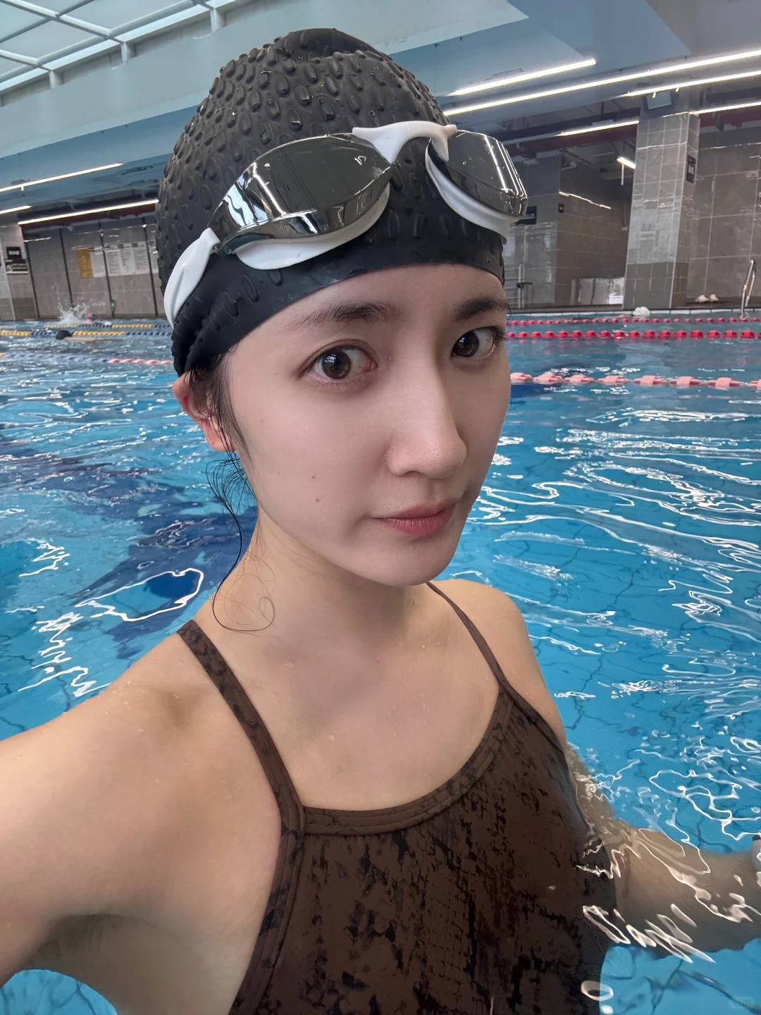 泳镜泳镜告诉我 谁是这个泳池最帅的女人