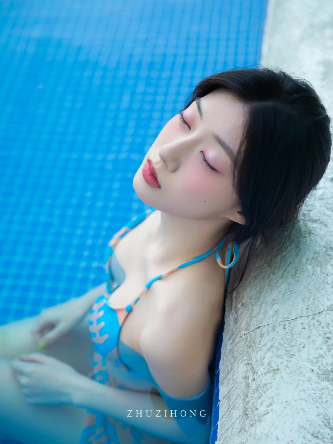 泳池拍照！这小姐姐应该是纯欲中的天花板了