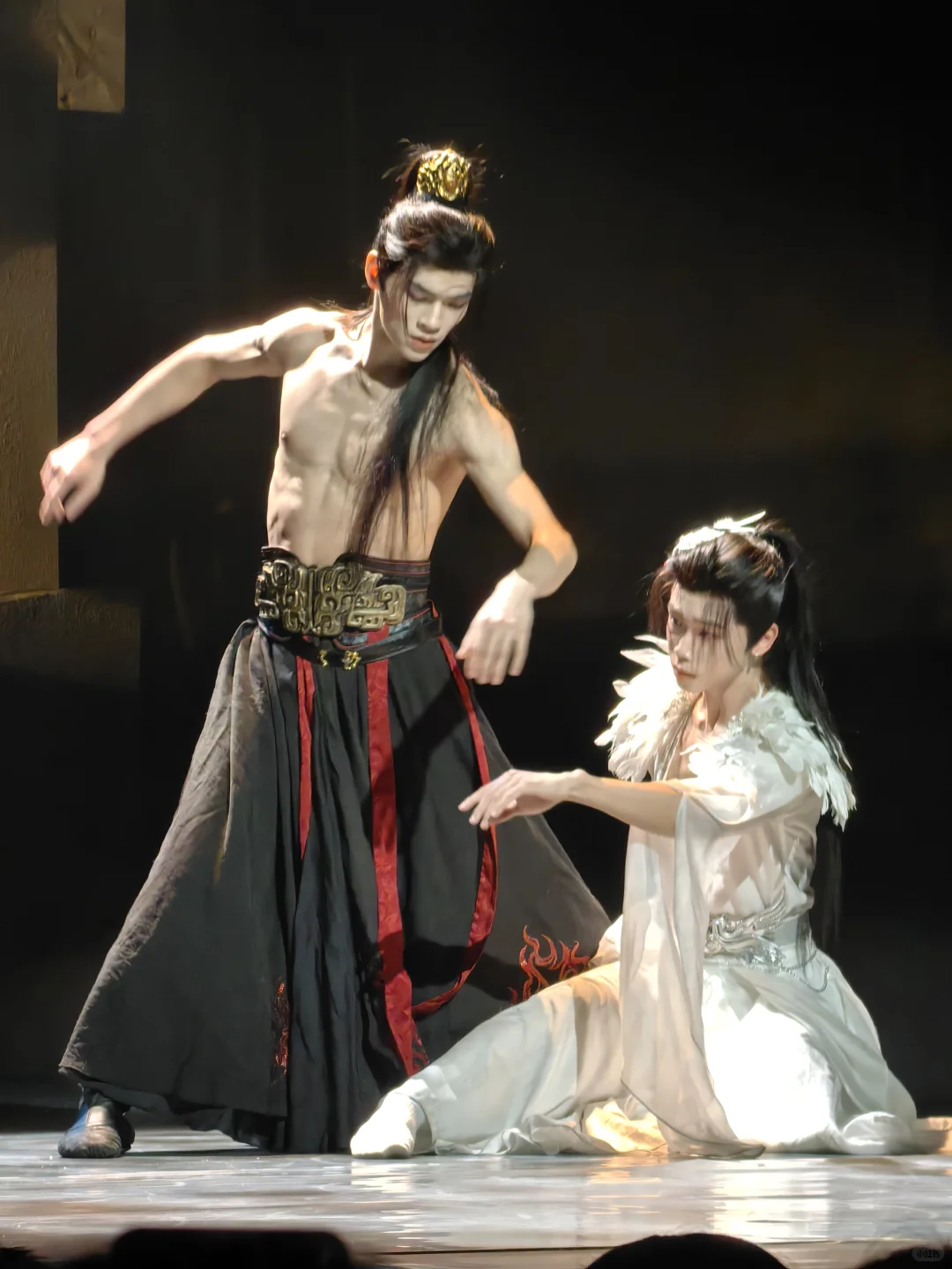 舞剧《翎衣》国风少年腹肌美学