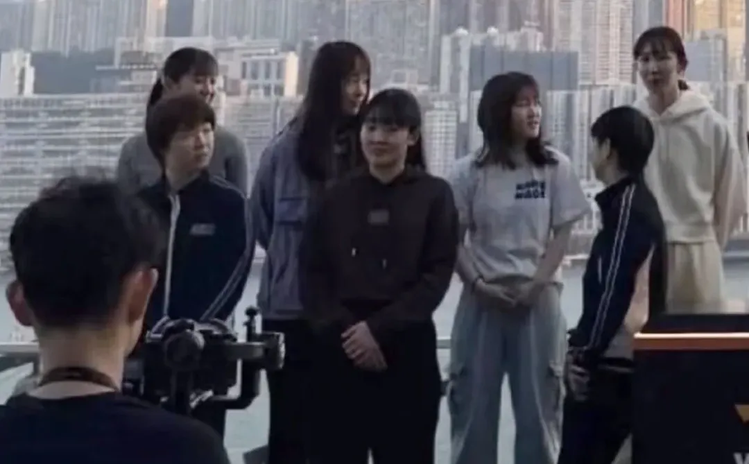 孙一莎你就这样在维港旁边撩妹😡