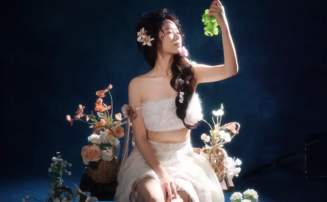 断壁残垣的角落更能生出娇艳的花