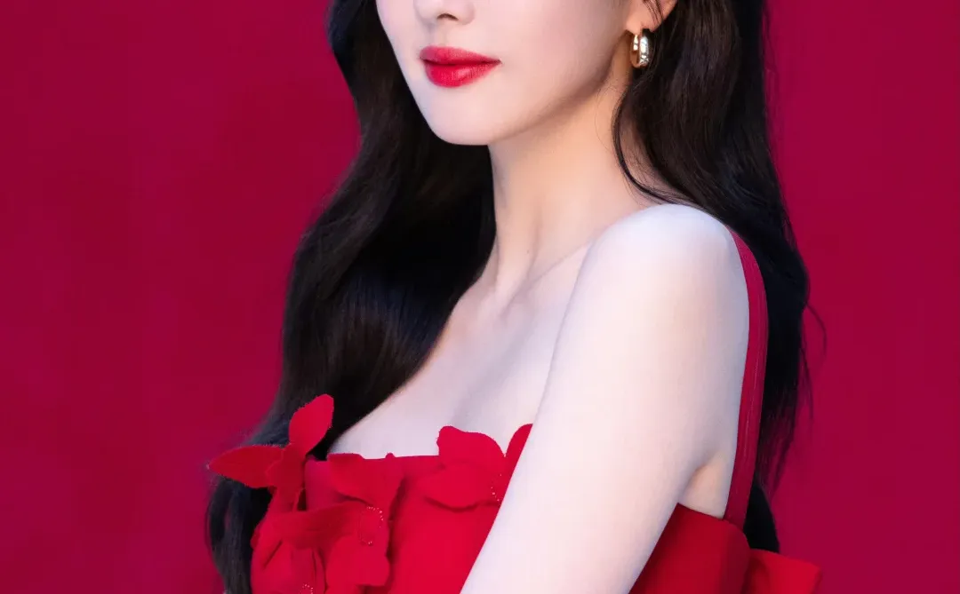 好少见红唇红裙的白鹿 简直娇艳欲滴！