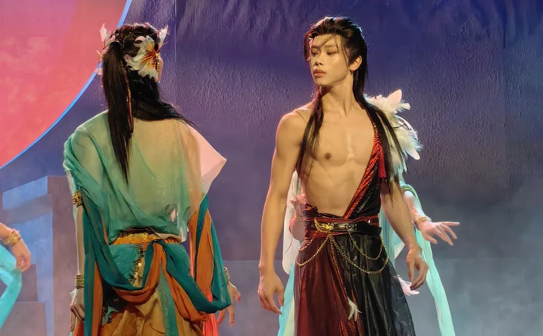 舞剧《翎衣》国风少年腹肌美学