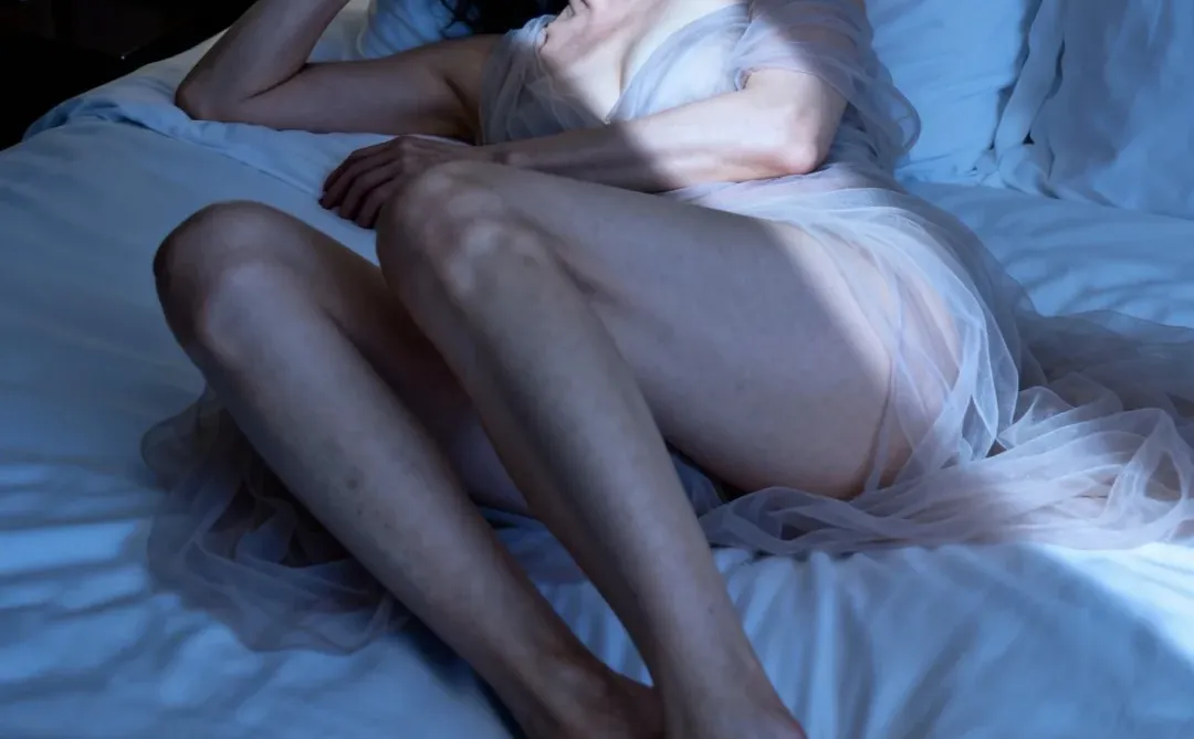 夜色温柔，光晕晕染我眉。