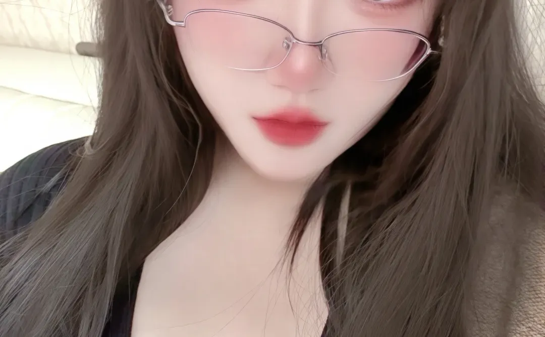 气质美女三件套 🐻小 话少 表情吊