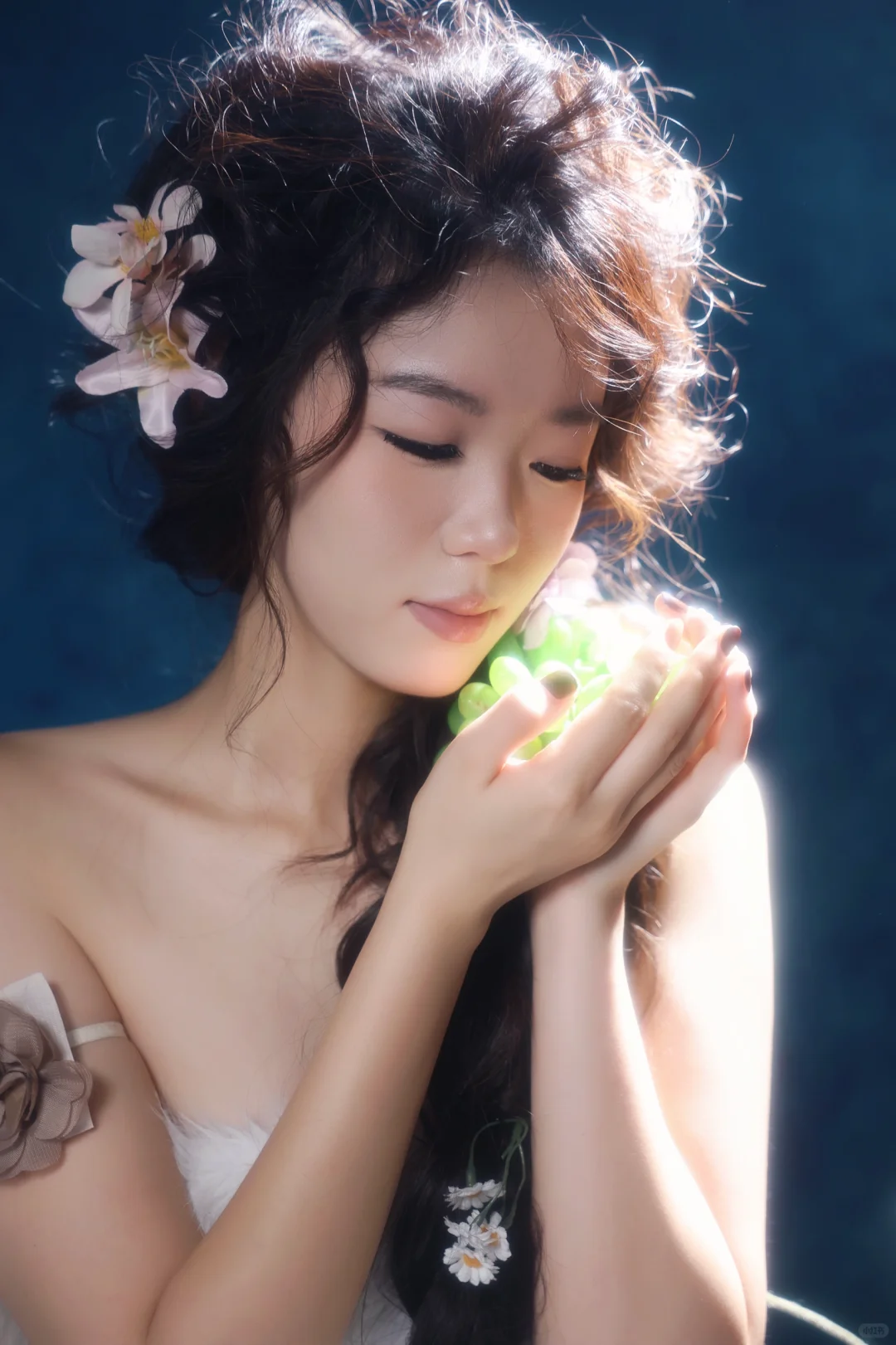 断壁残垣的角落更能生出娇艳的花