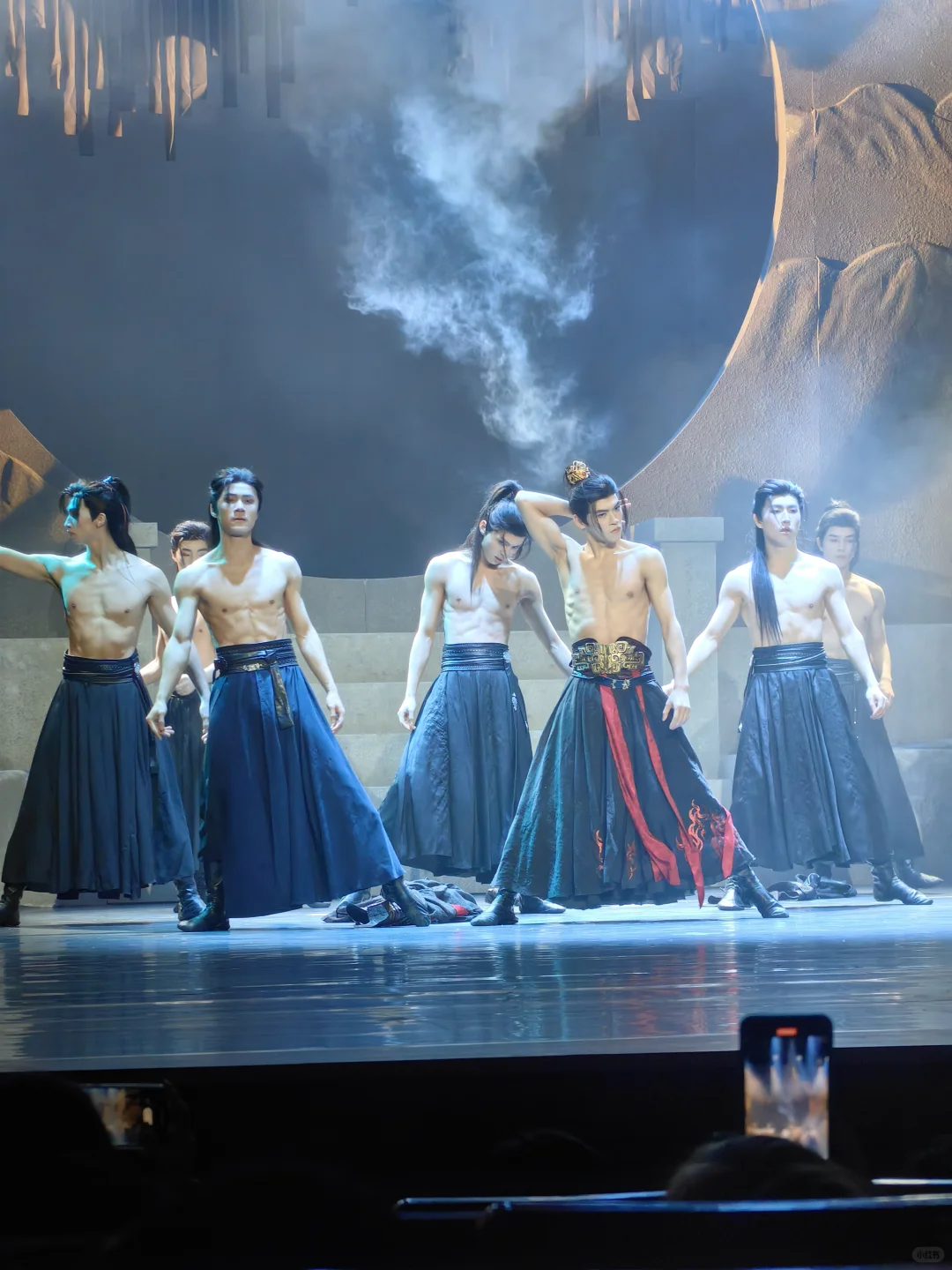 舞剧《翎衣》国风少年腹肌美学