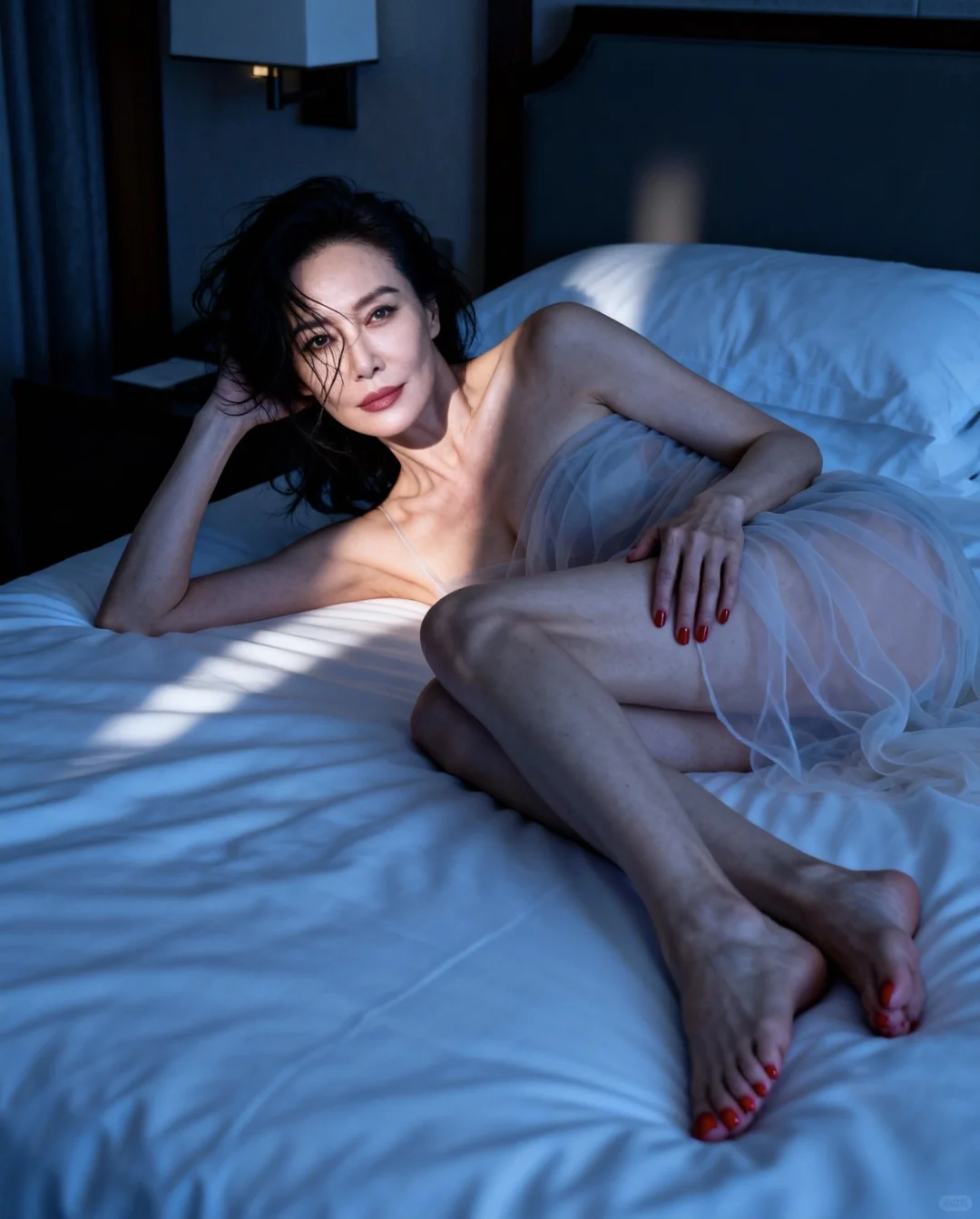 夜色温柔，光晕晕染我眉。