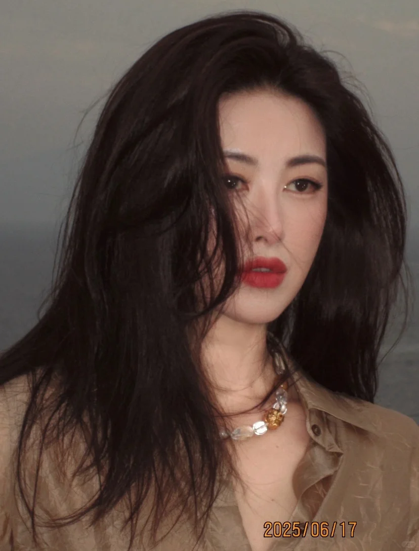 朱珠的美，为何总能让人过目不忘？