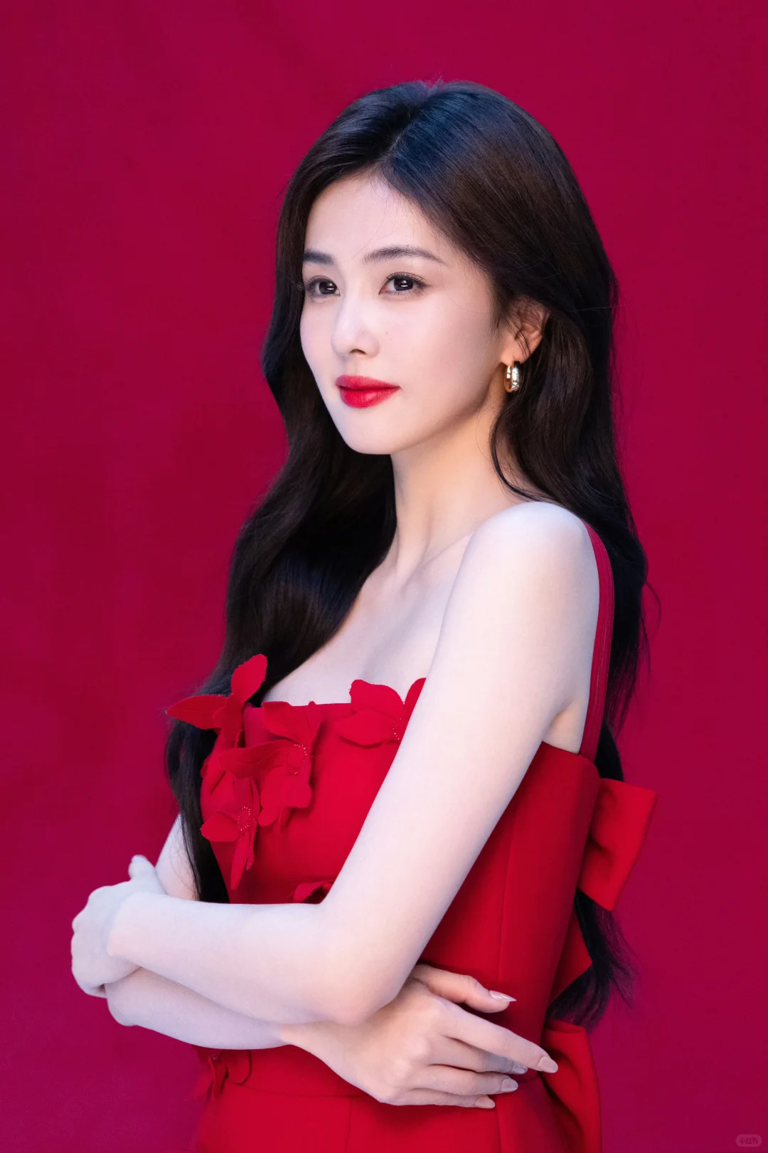 好少见红唇红裙的白鹿 简直娇艳欲滴！