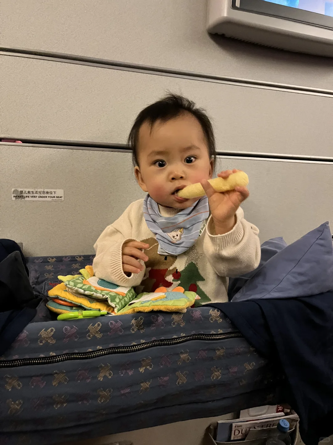 带六岁龄姐姐👧和一岁龄弟弟👦回国