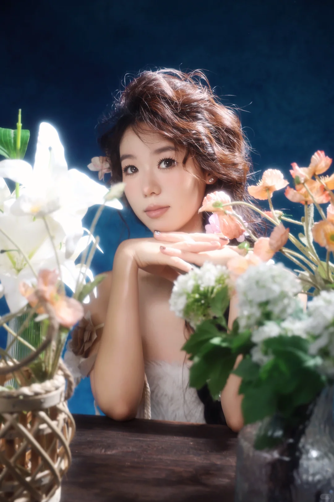 断壁残垣的角落更能生出娇艳的花