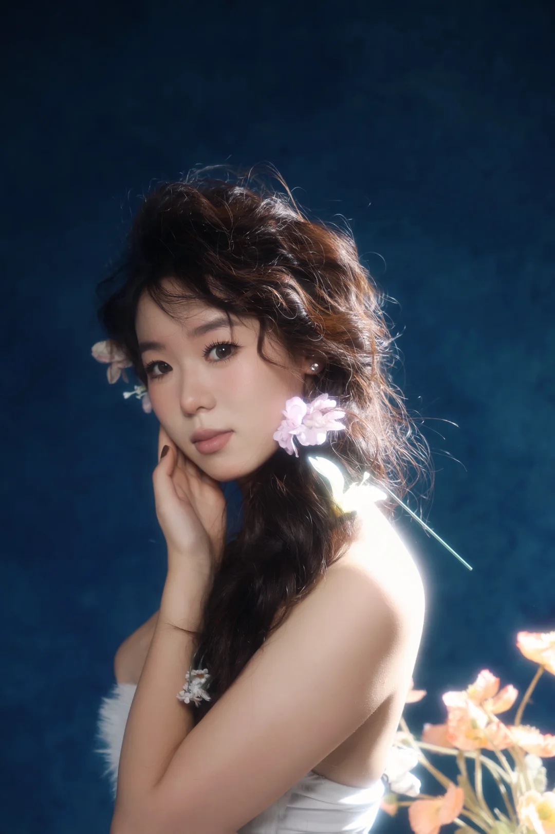 断壁残垣的角落更能生出娇艳的花