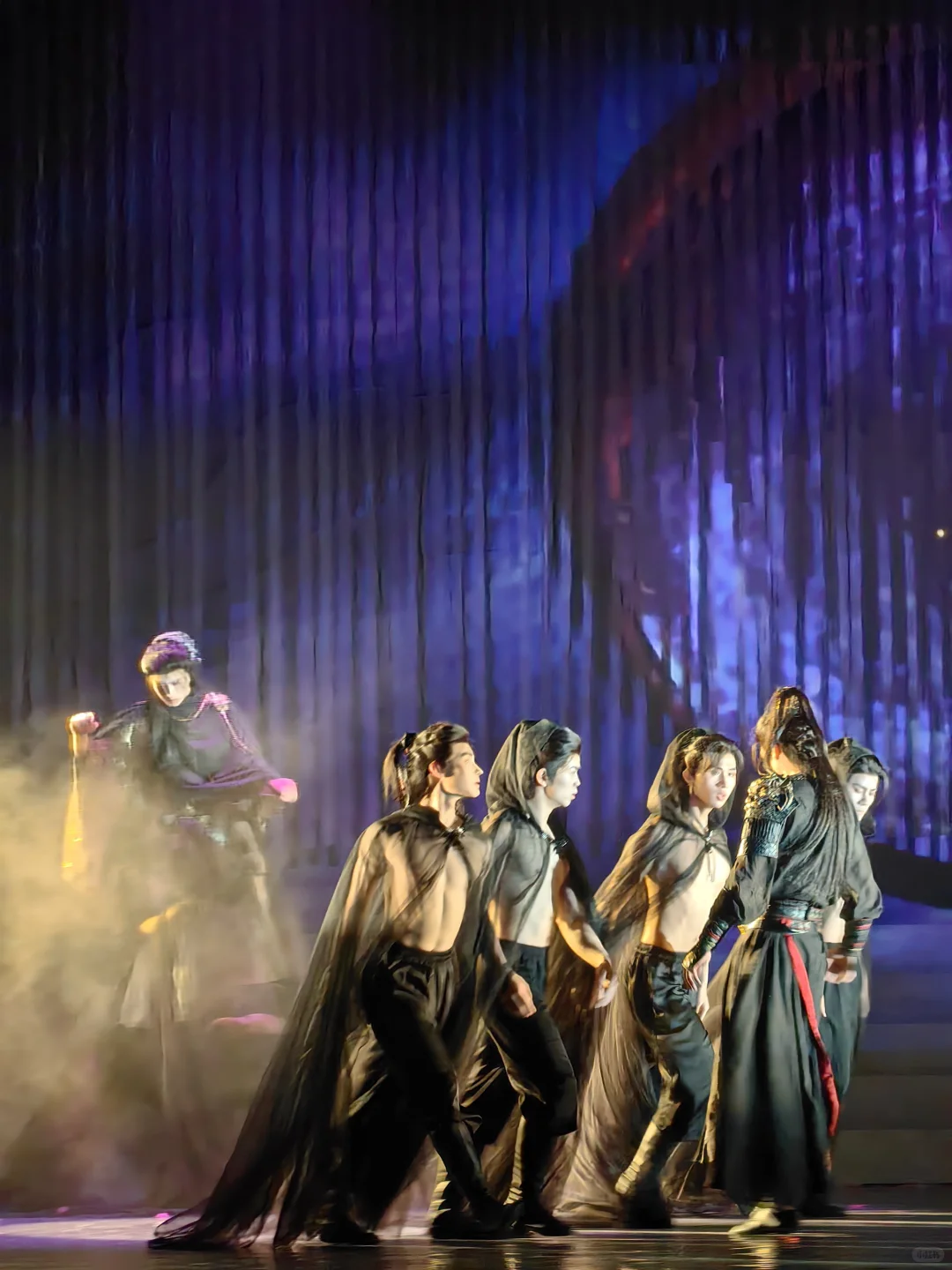 舞剧《翎衣》国风少年腹肌美学