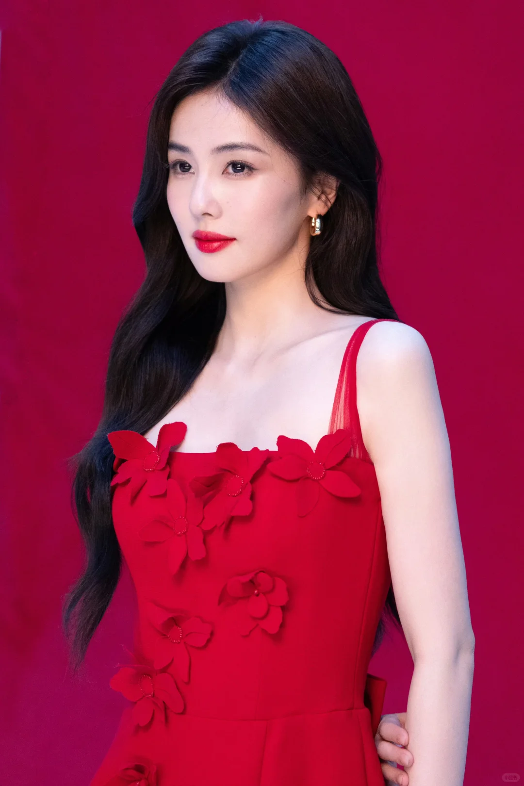 好少见红唇红裙的白鹿 简直娇艳欲滴！