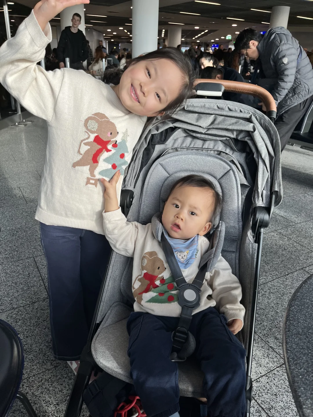 带六岁龄姐姐👧和一岁龄弟弟👦回国