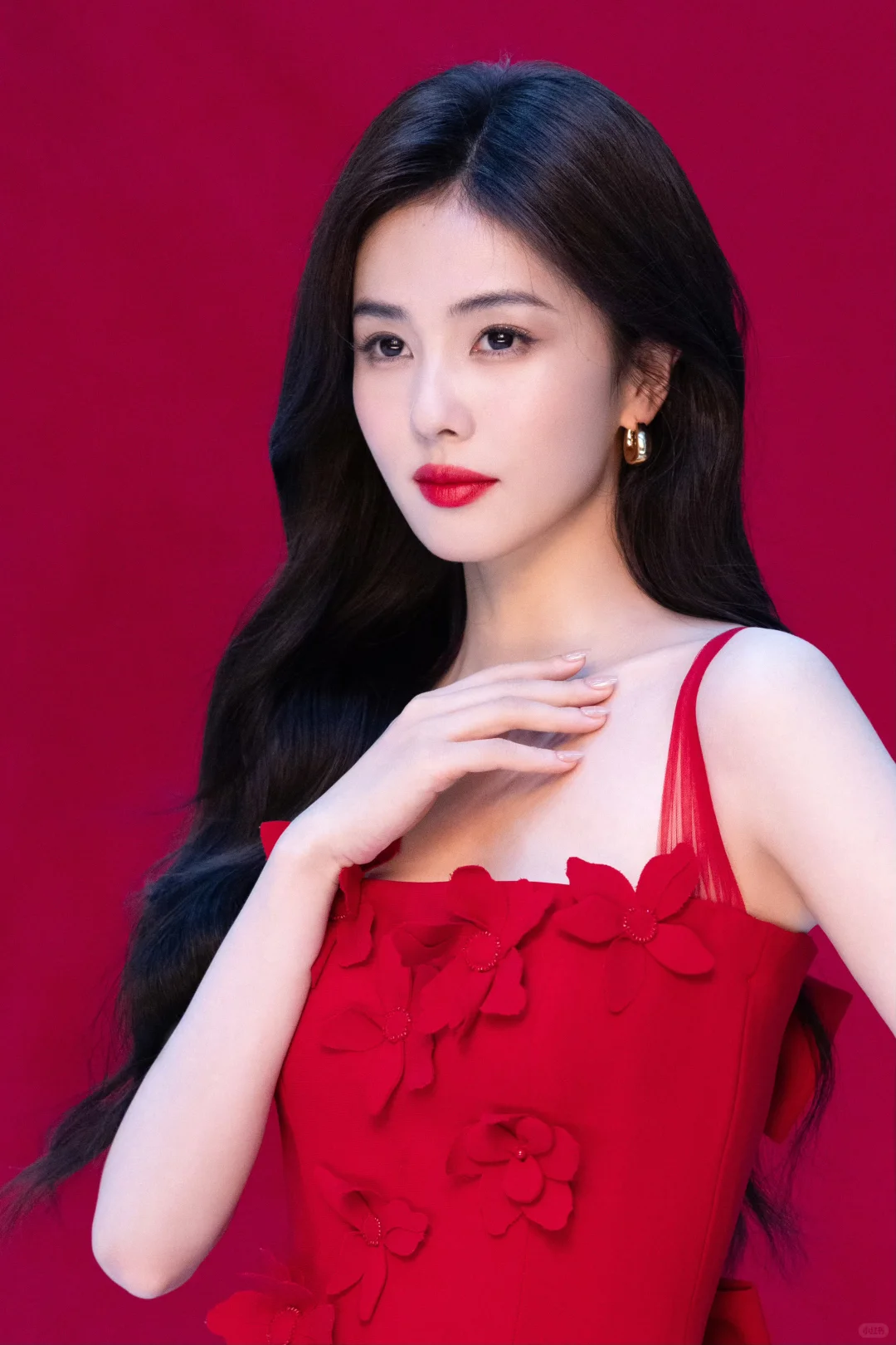 好少见红唇红裙的白鹿 简直娇艳欲滴！