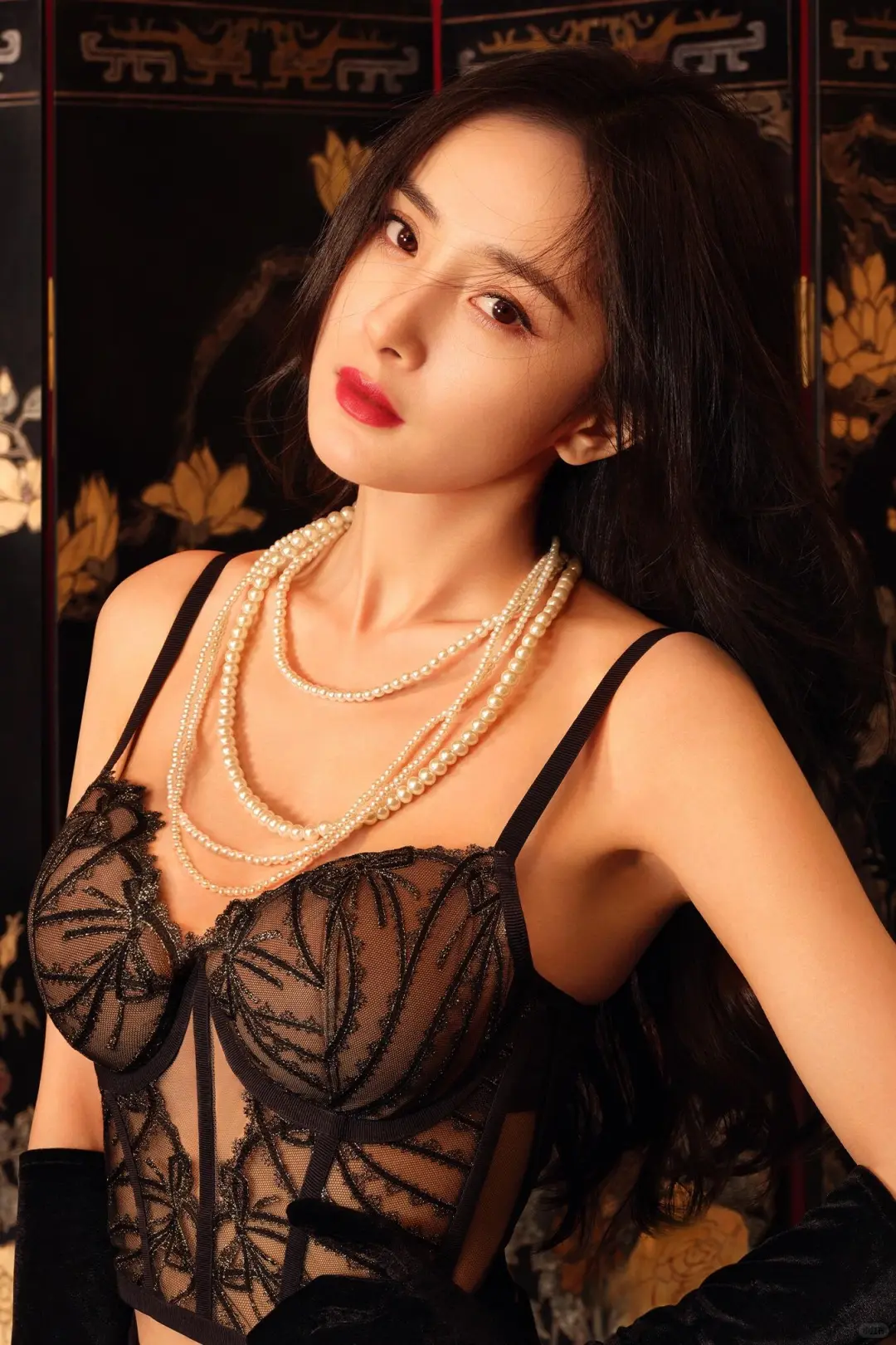 杨幂维密造型杀疯了！两套黑系内衣美到窒息