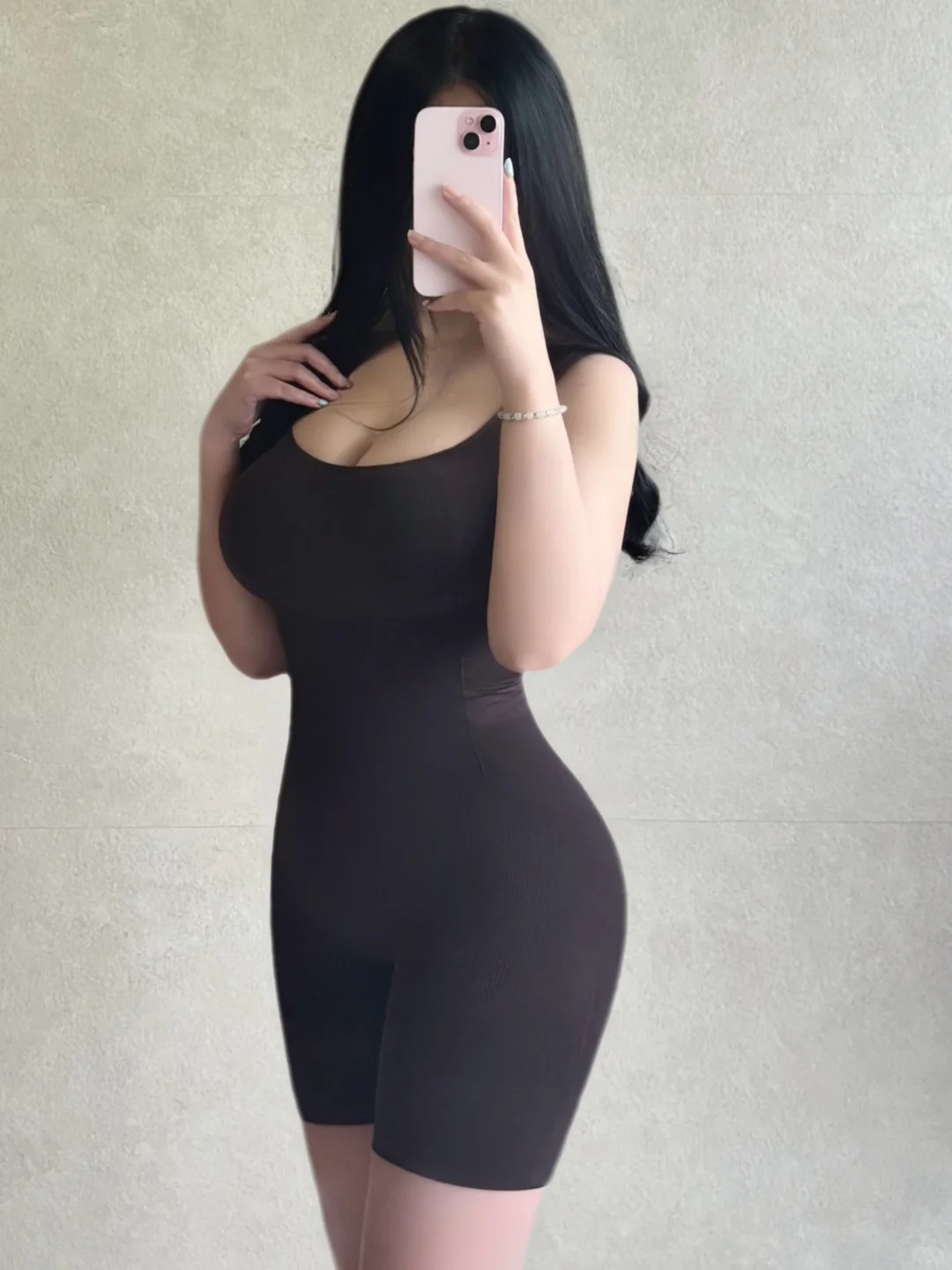 连体衣好显身材......