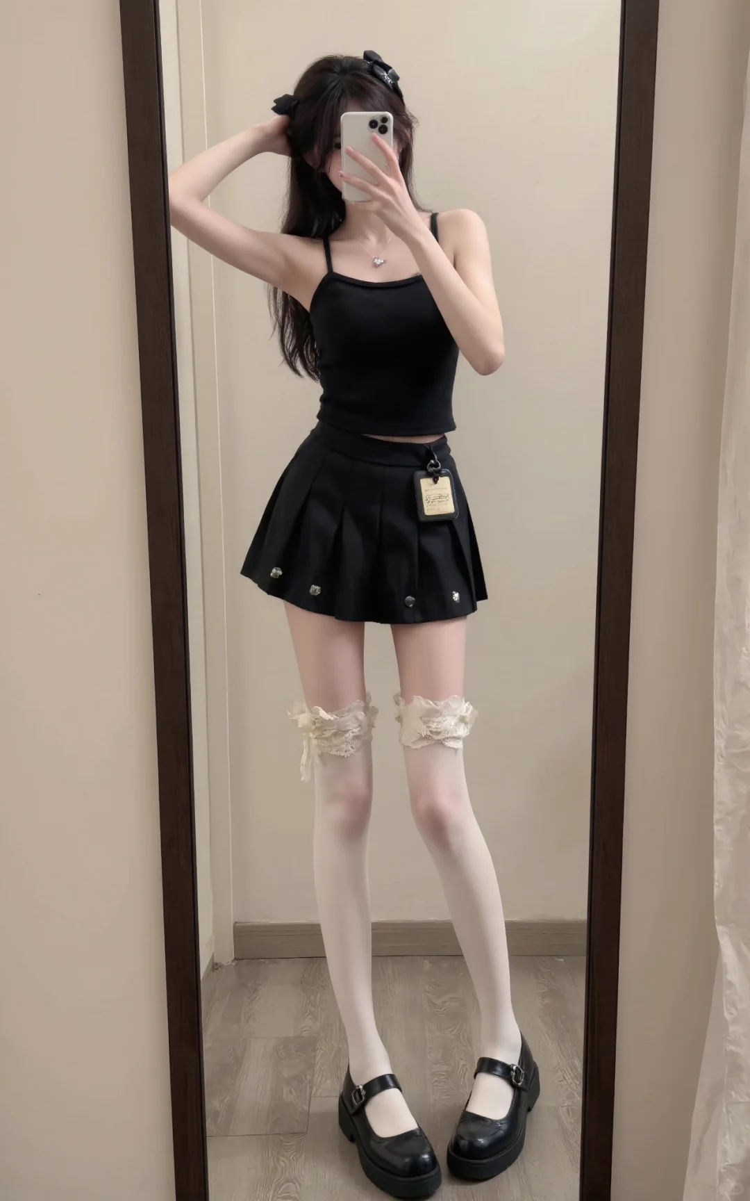 黑色短裙也能配白色小丝哇