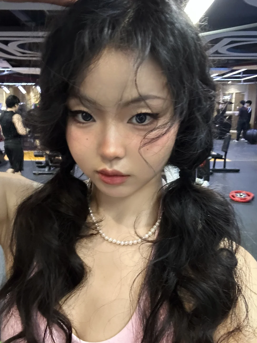 穿最粉的衣服 推15的肩