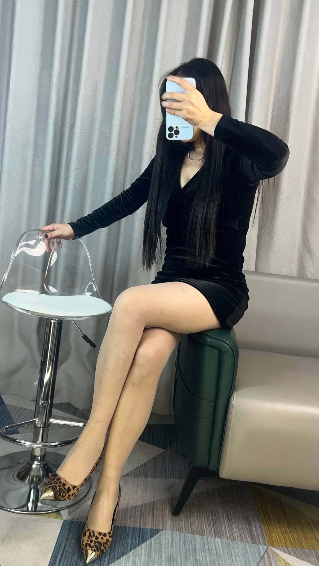 这套穿搭是复古性感风，以丝绒材质和豹纹元