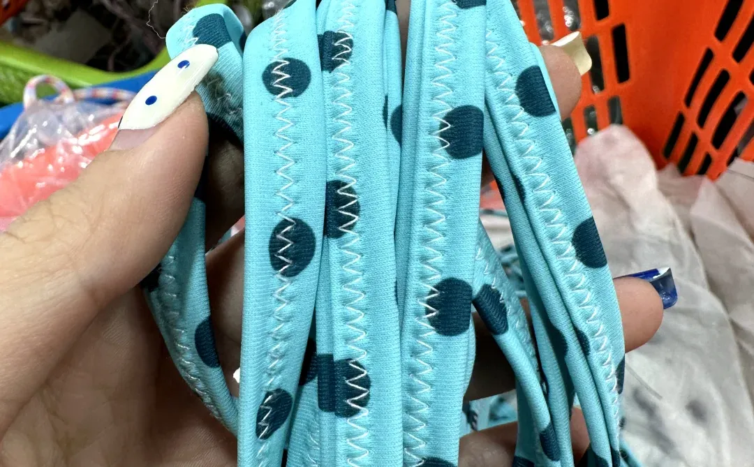 泳装工厂针脚细节