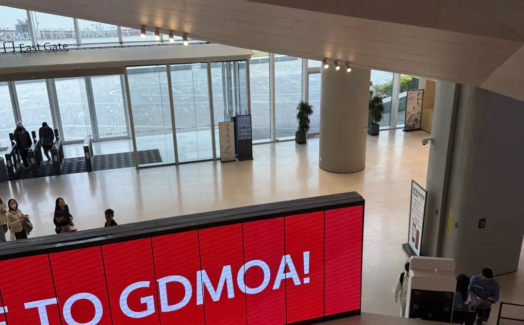 如何把看展照片变成高级高级感手机壁纸