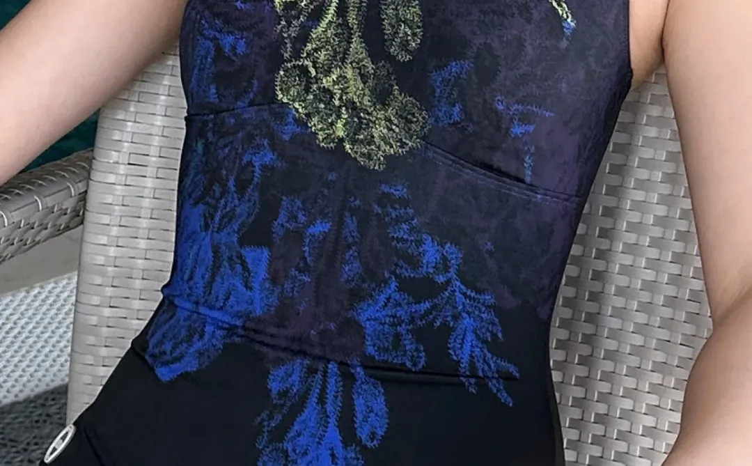 梨形救星！包臀泳衣把胯宽藏得严严实实