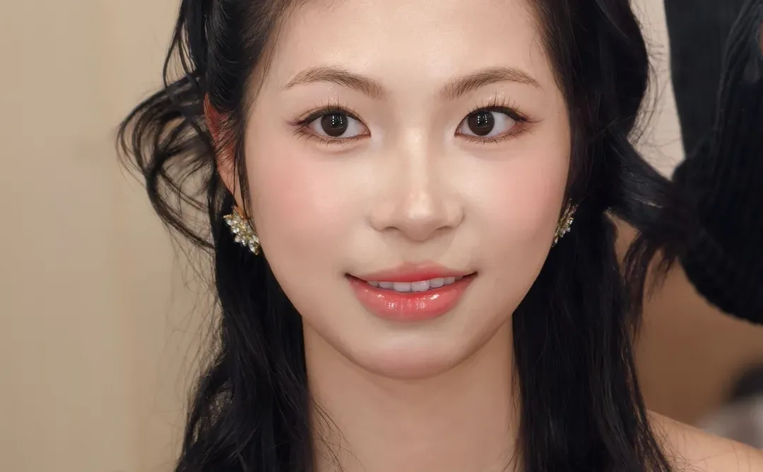 宝宝说自己把她画成女明星了