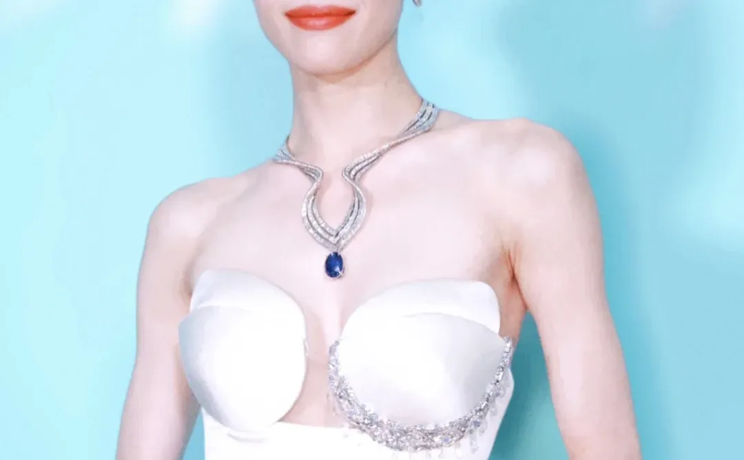 艳光四射！白肌若雪