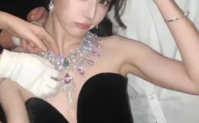 迪丽热巴靓丽写真美爆了！雪肤玉貌身材火辣