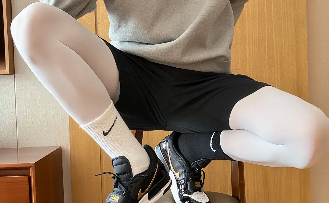 男生穿白色丝袜、太帅了