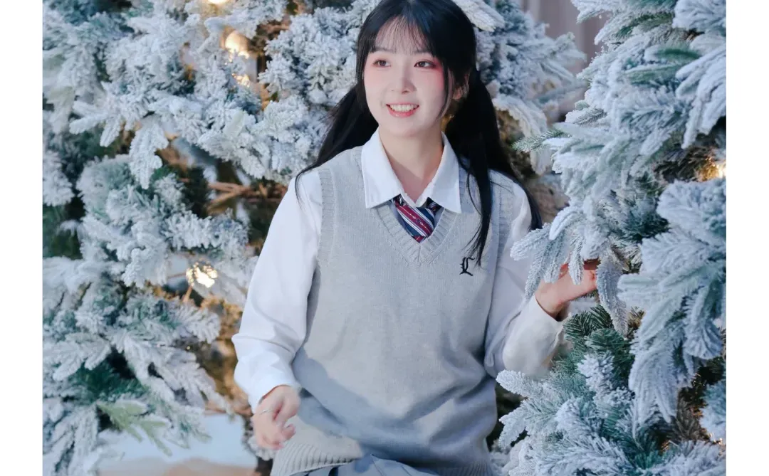 冰雪之境丨JK制服毛衣背心白丝穿搭