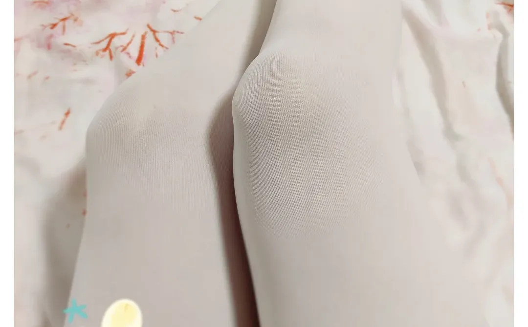 嘻嘻没穿过白丝，才发现白丝看起来真可爱