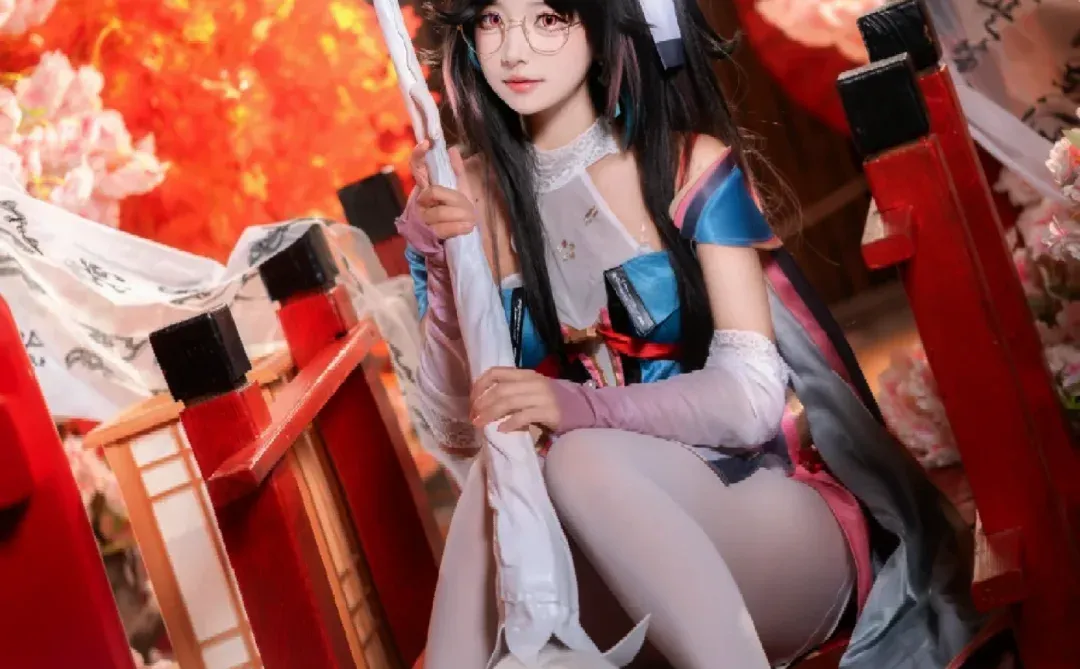 眼镜娘折枝太欲了！白丝美腿包裹丰腴，发光