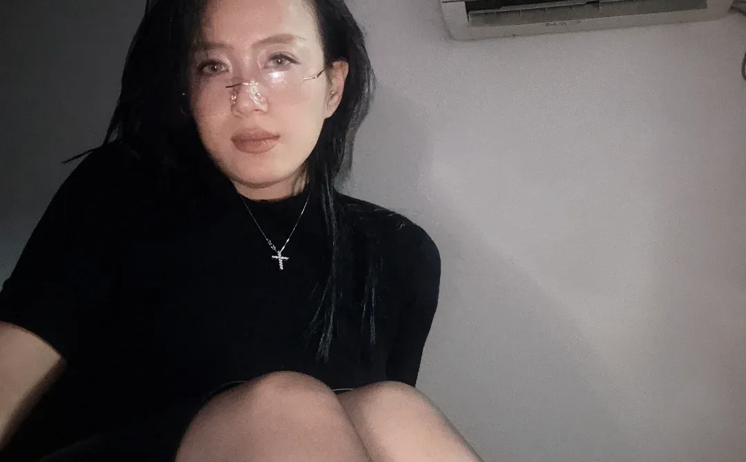 少妇 夜深的一个烟